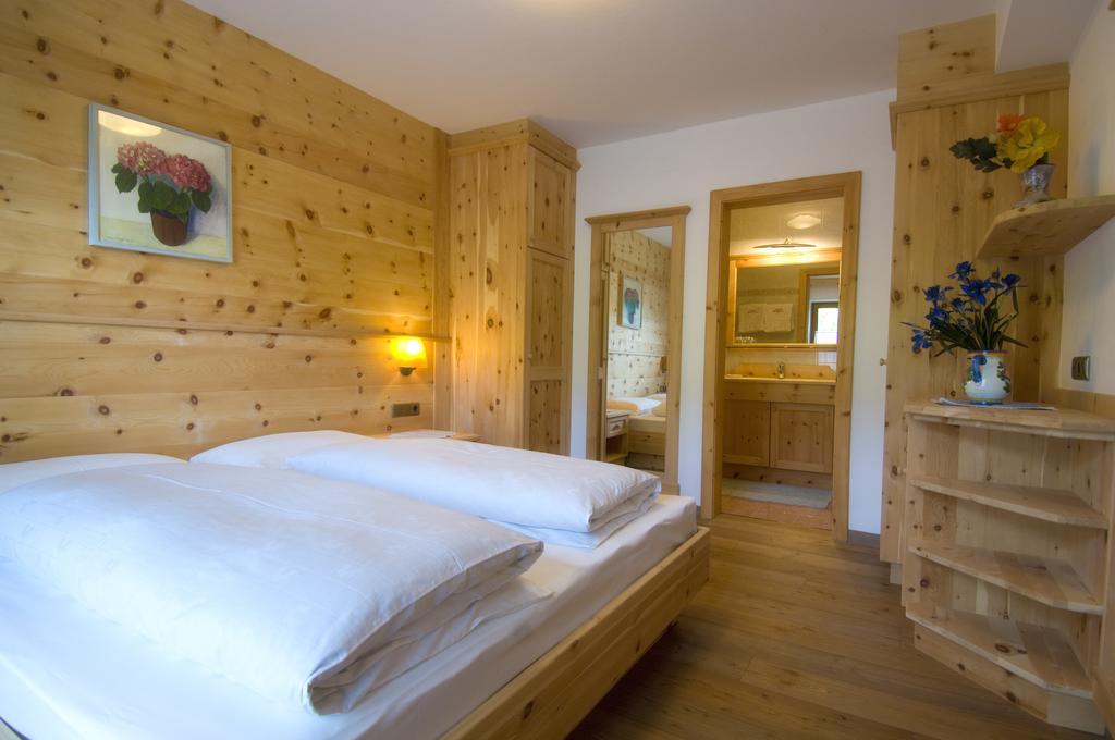 Family And Wellness Residence Ciasa Antersies San Cassiano  Quarto foto
