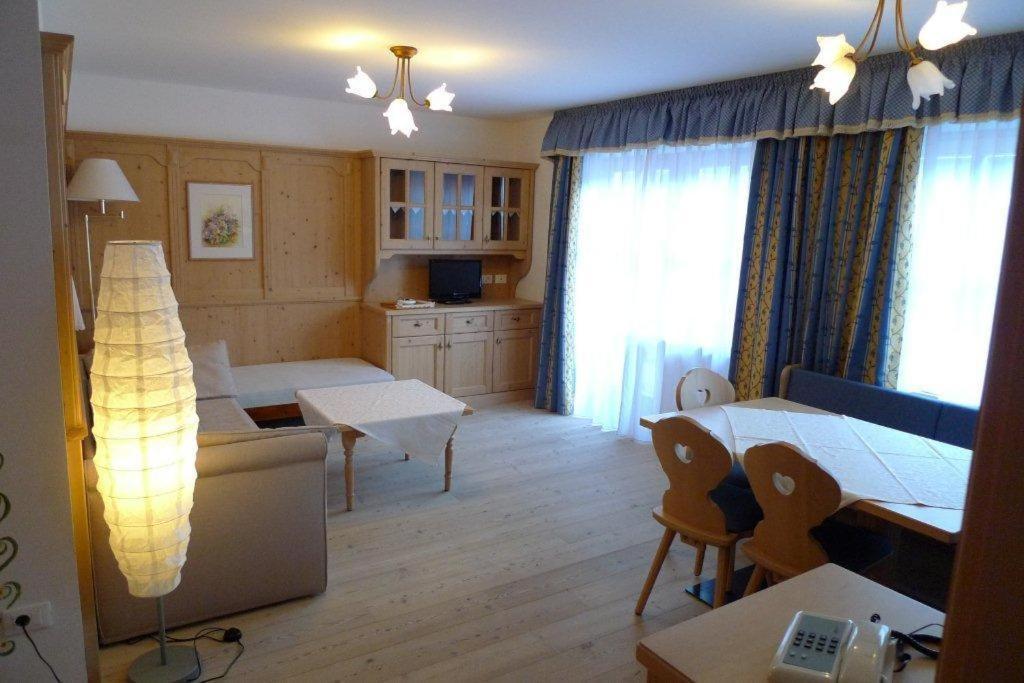 Family And Wellness Residence Ciasa Antersies San Cassiano  Quarto foto